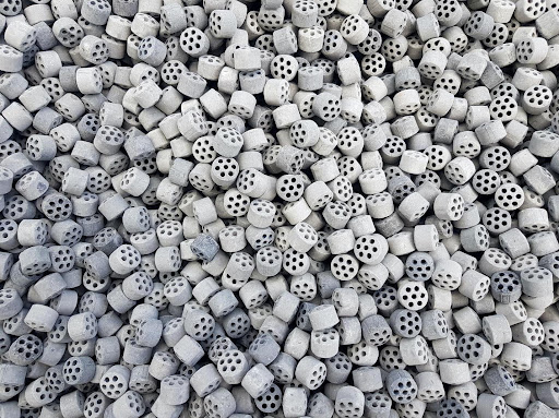 Metal oxide bed vessels used for solid-gas H2S removal from natural gas