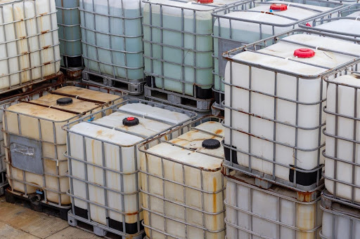 Liquid scavenger injection system used to treat H2S in a natural gas stream